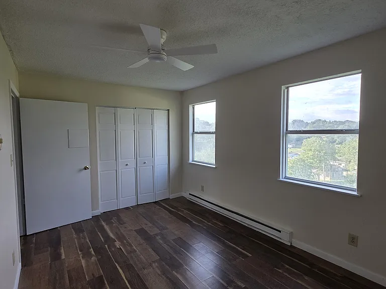 320 Hubbard St — Photo 19