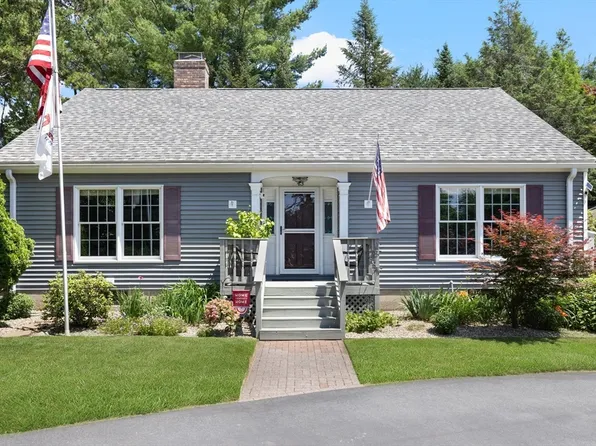 43 Edgewater Dr, Blackstone, MA 01504