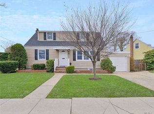 200 Cartwright Blvd, Massapequa Park, NY 11762