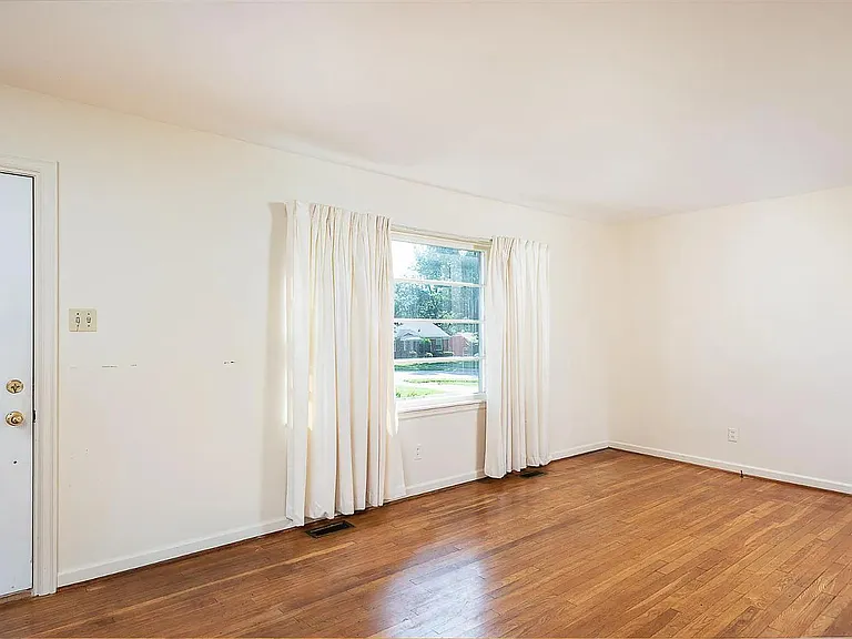 204 Zandale Dr — Photo 5