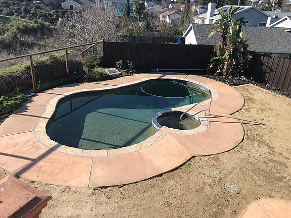 Pool and jacuzzi. Pool goes to 6 feet deep and shalow end Is 3 feet.