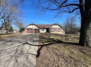 404 Palomino Cir, Raymore, MO 64083