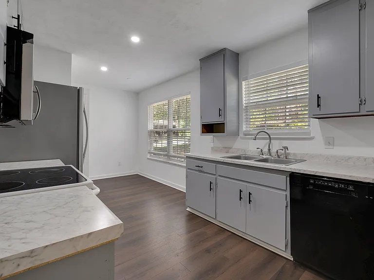1112 Missionwood Ln — Photo 9
