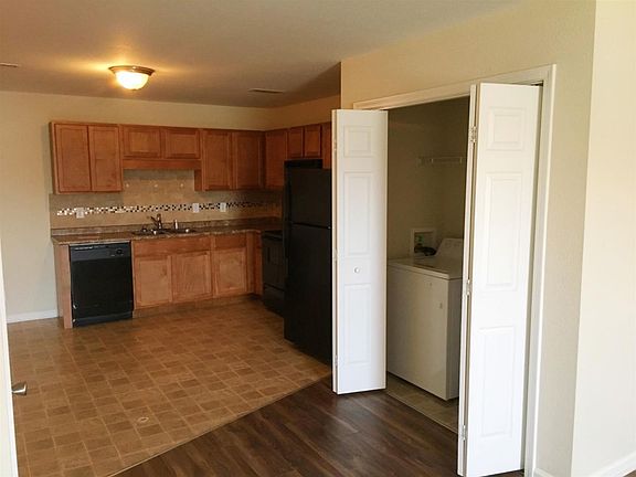 3rd image of 512 Luxury Dr APT B