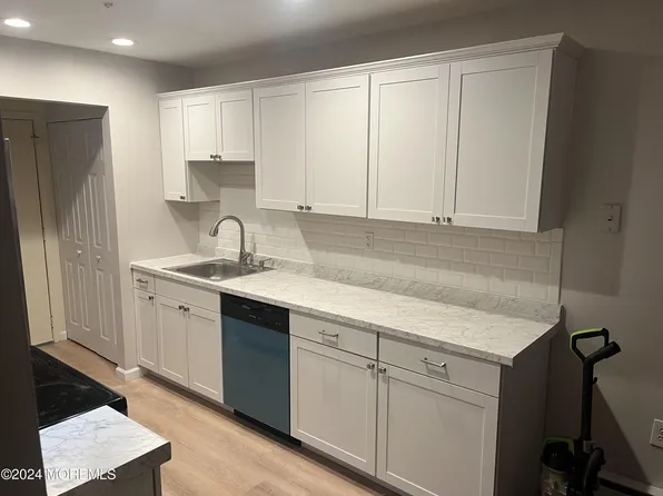 16 Pine Cluster Circle #E, Manalapan, NJ 07726