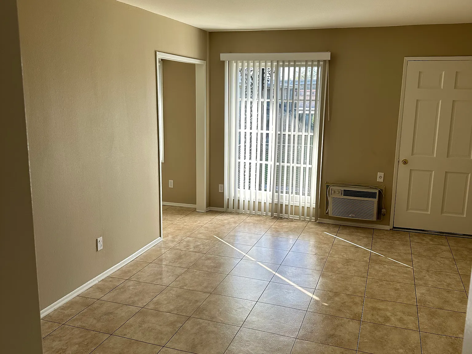 1 bed, 640 sqft, $2,000 — Photo 3