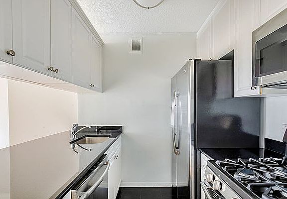 3rd image of 160 E 38th St APT 30E