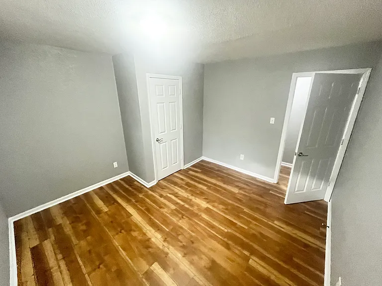 1018 W 29th St — Photo 31