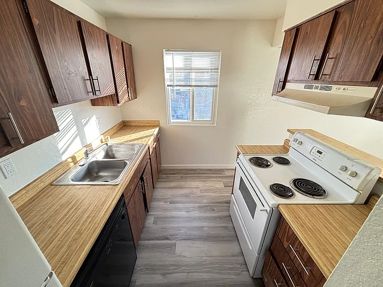 2036 Crawford St #C — Photo 6
