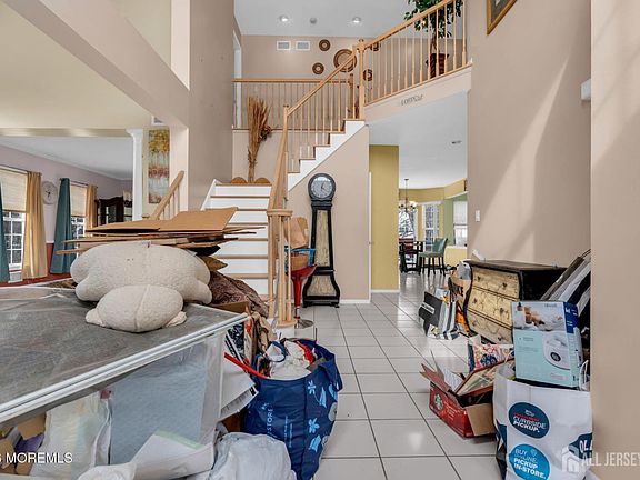 3rd image of 18 Lysbeth Ln