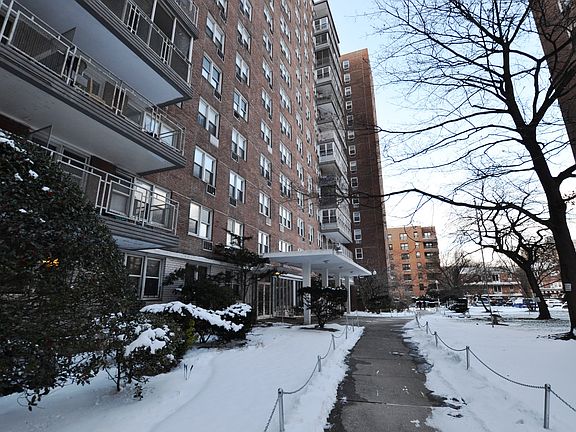 3rd image of 13810 Franklin Ave #15M