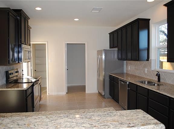 3rd image of 901 Summer Oaks Dr