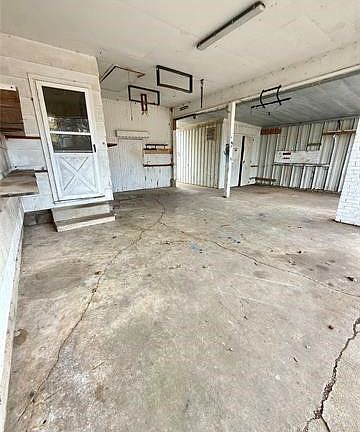 3rd image of 908 W Commercial St