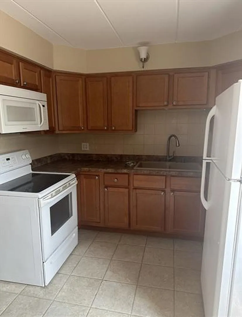 Building Photo - 115 Marengo Ave #407