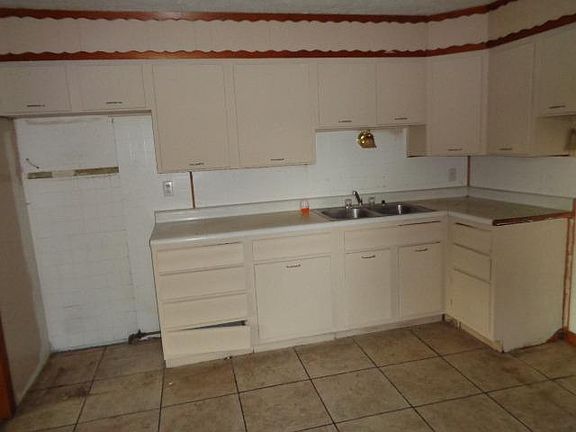4th image of 3009 Roslyn Dr