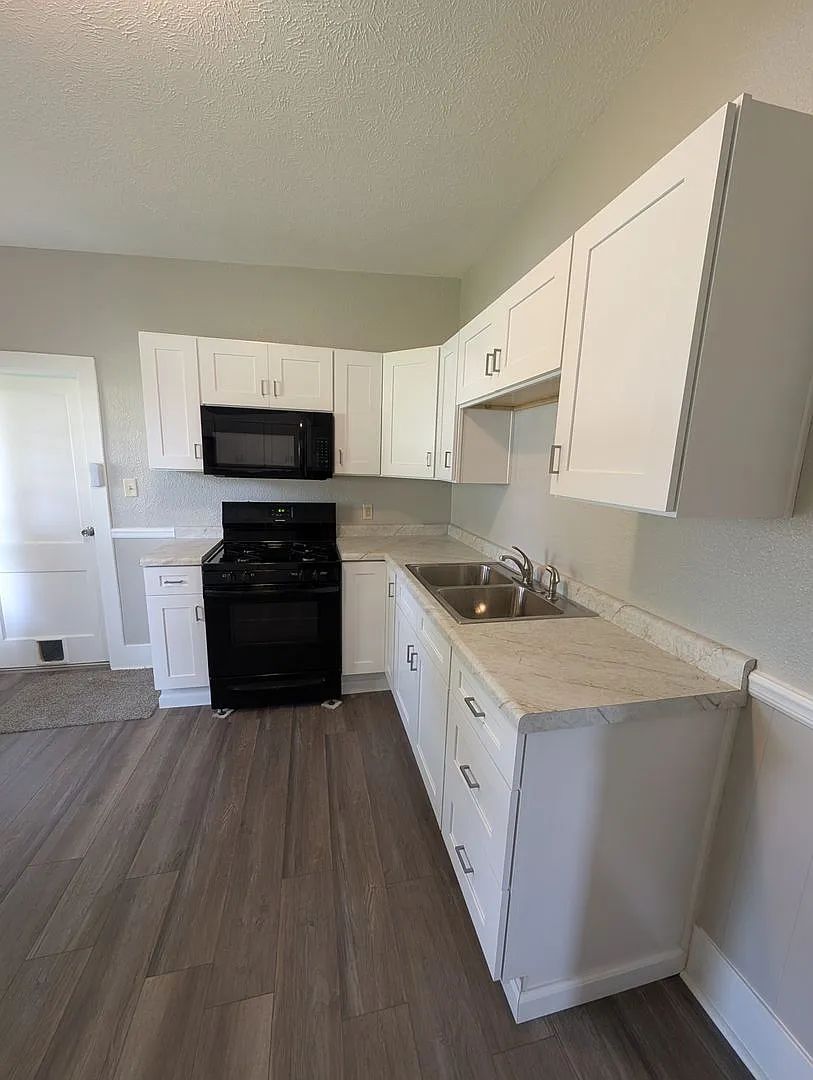 3 Bed / 1 Bath - 3-Car Garage - House — Photo 3