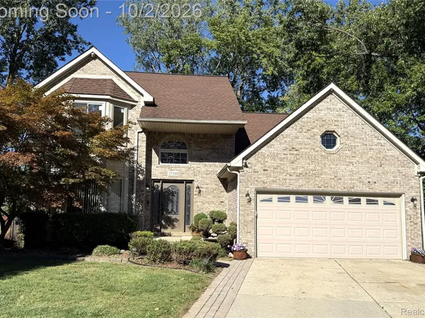 27210 Maple Wood Dr, Brownstown, MI 48174
