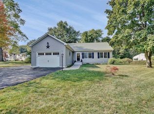 27 Memory Ln, Poughkeepsie, NY 12603