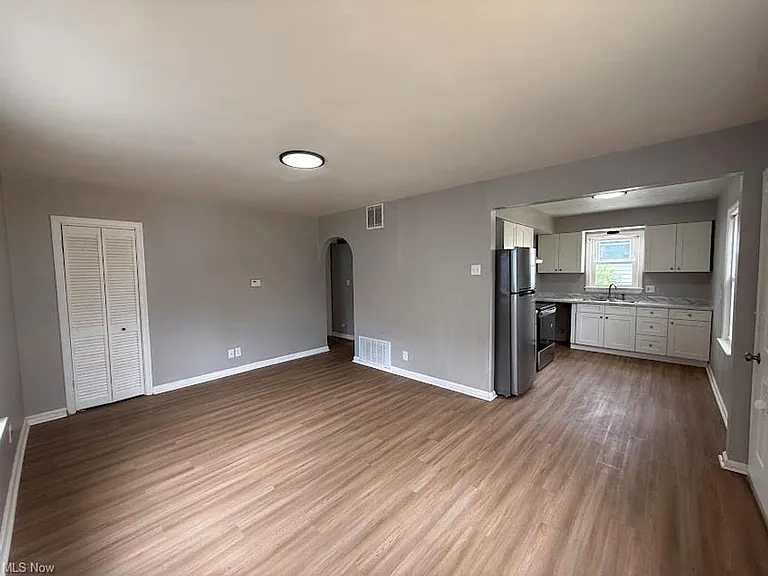 1054 Merton Ave — Photo 3