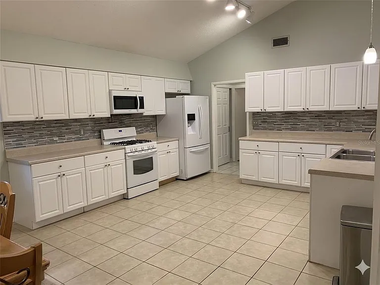 3 Elizabeth Dr E — Photo 4