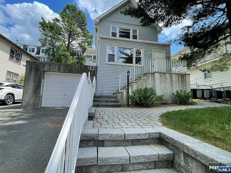 131 Irving St — Photo 3