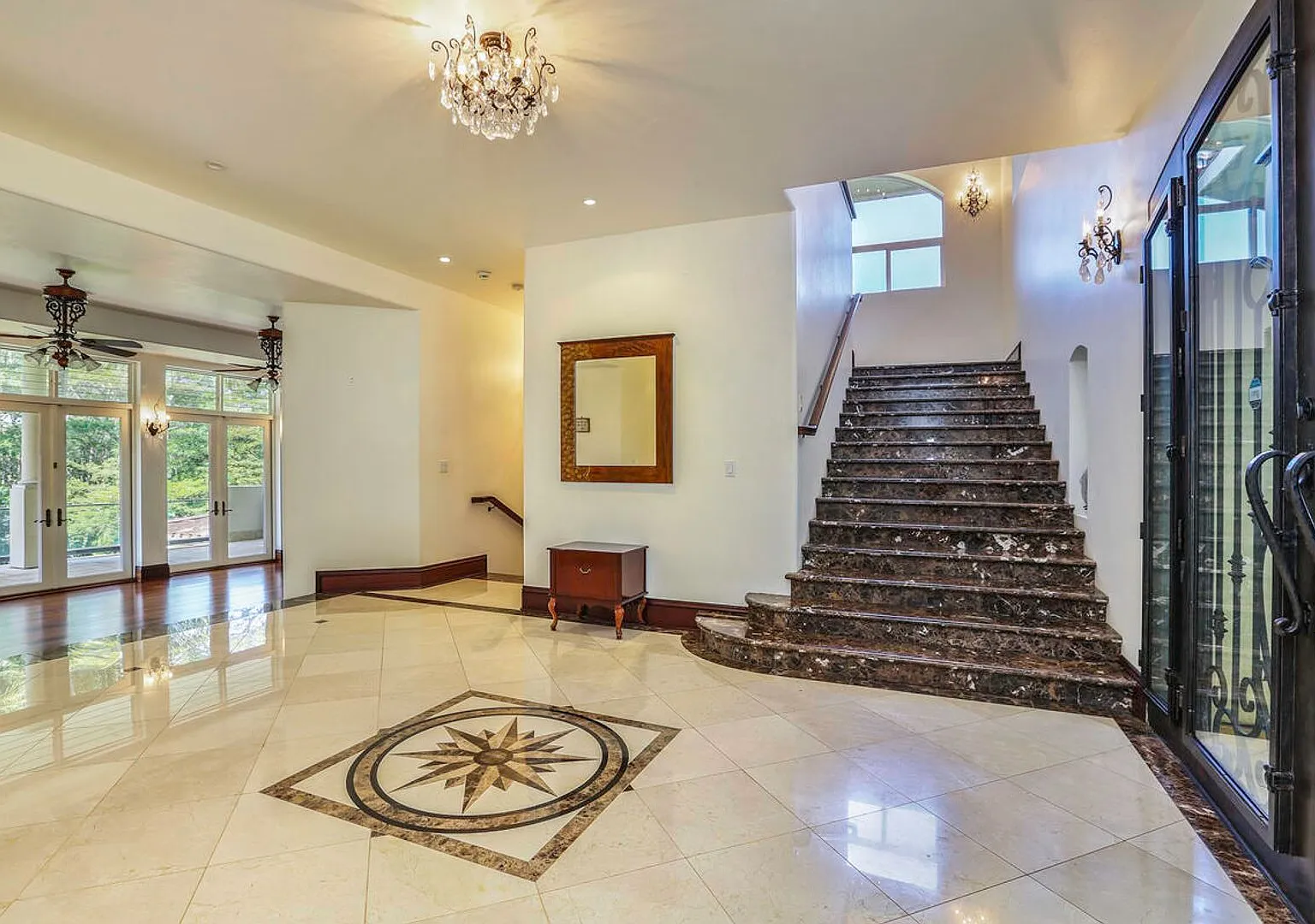 Large Estate with Pool and Hot Tub — Photo 4