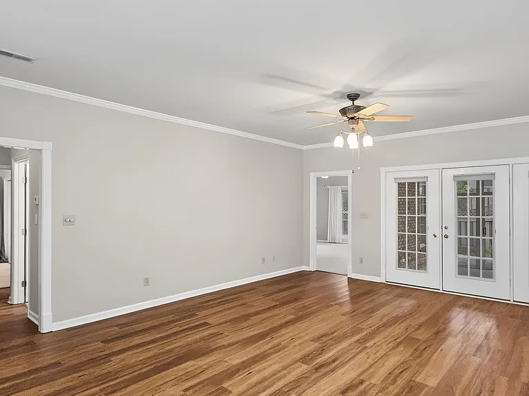 141 Canterbury Dr — Photo 4