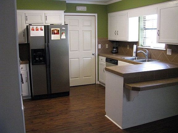 3rd image of 409 Edgewood Cir