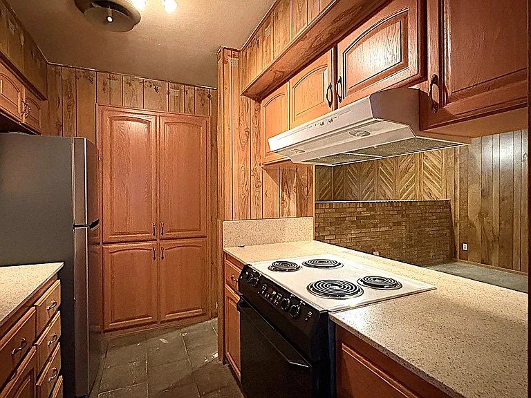 1313 Elia St — Photo 12