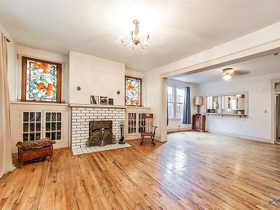 2nd image of 614 Jackson St