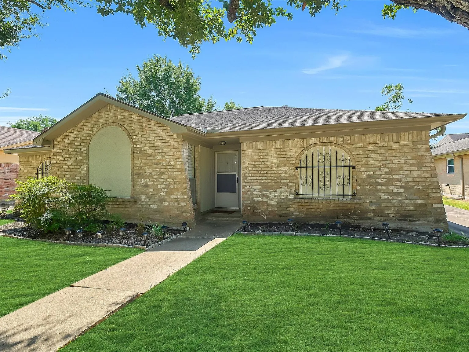 3 bed, 2.0 bath, 1759 sqft, $2,495 — Photo 3