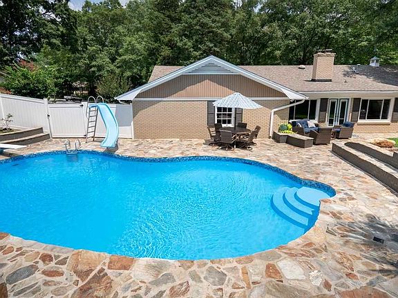 3rd image of 108 Poinsettia Dr