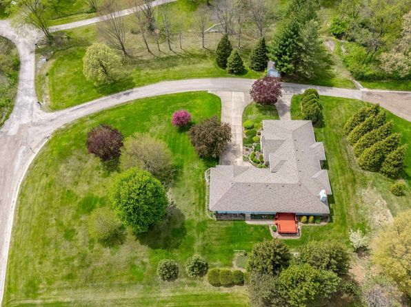 1 E Timberline Ct, Blue Grass, IA 52726
