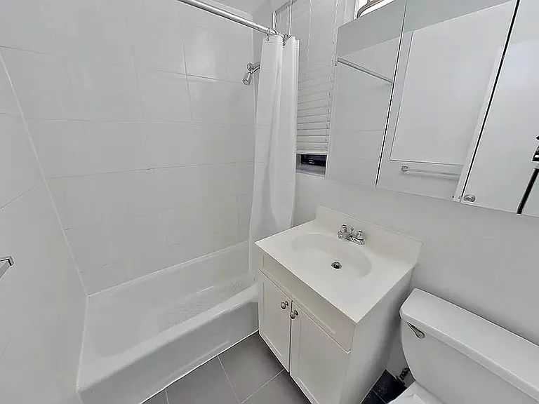 114 E 40th St #6D2 — Photo 6