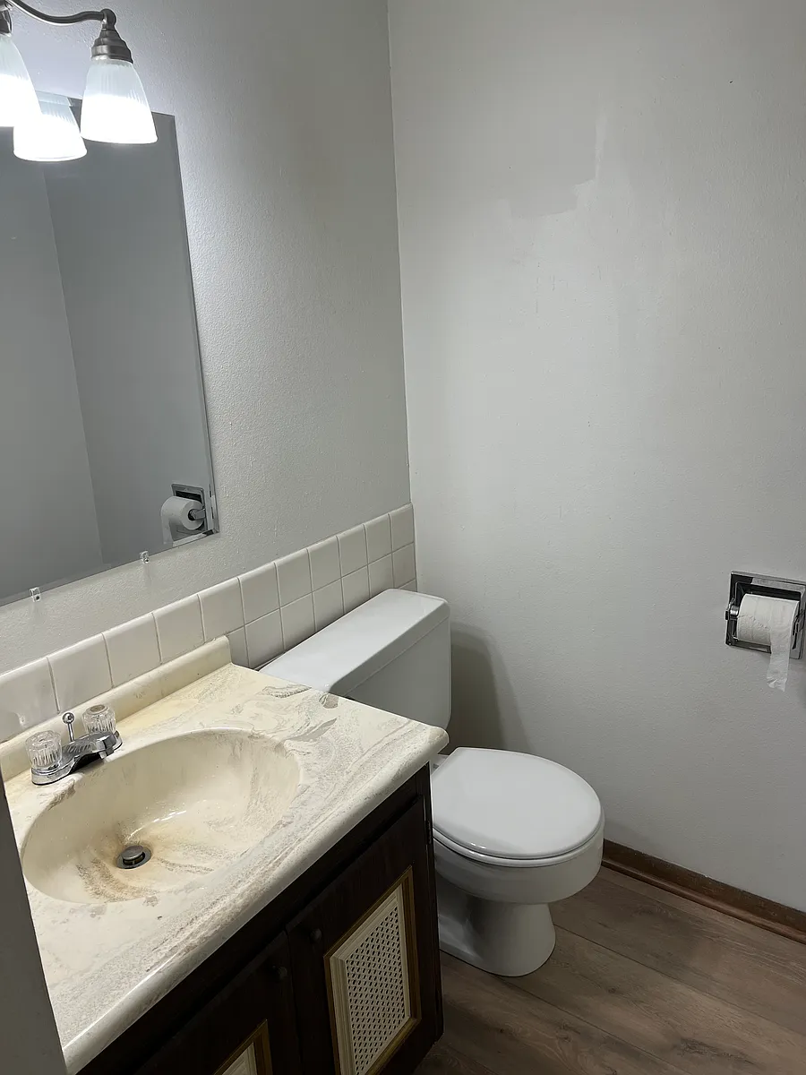 Building Photo - 7815 Douglas Ave #203