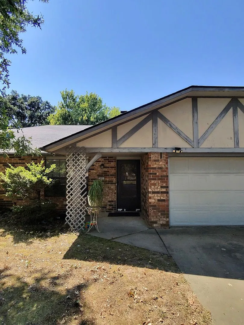 2-Bedroom, 1.5-Jack&Jill Bathroom. Left side of Duplex with Fenced-In Backyard, 1x Car Garage, an... — Photo 1