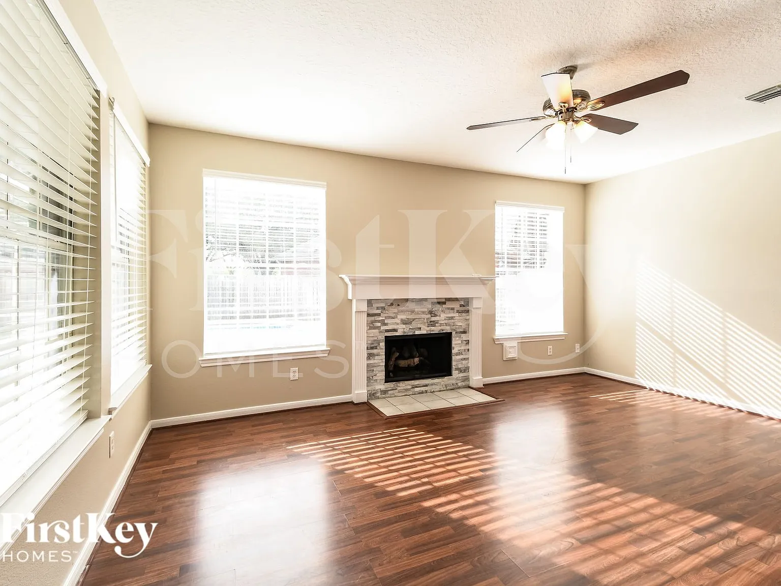 4 bed, 2.5 bath, 2338 sqft, $2,990 — Photo 3