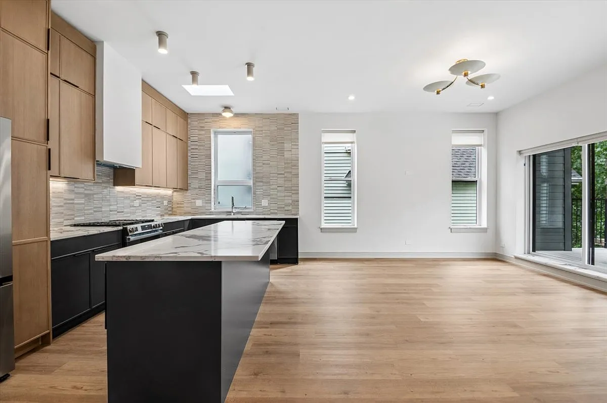 4 bed, 2200 sqft, $4,995 — Photo 3