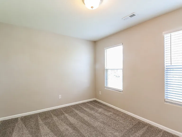 2541 Meadow Crossing Dr — Photo 13