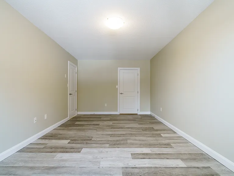 889 Chestnut Cres — Photo 11