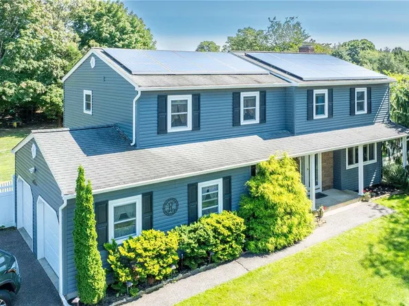 18 Niewood Drive, Ridge, NY 11961
