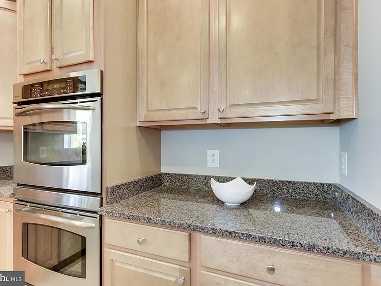 120 Nassau Dr — Photo 9