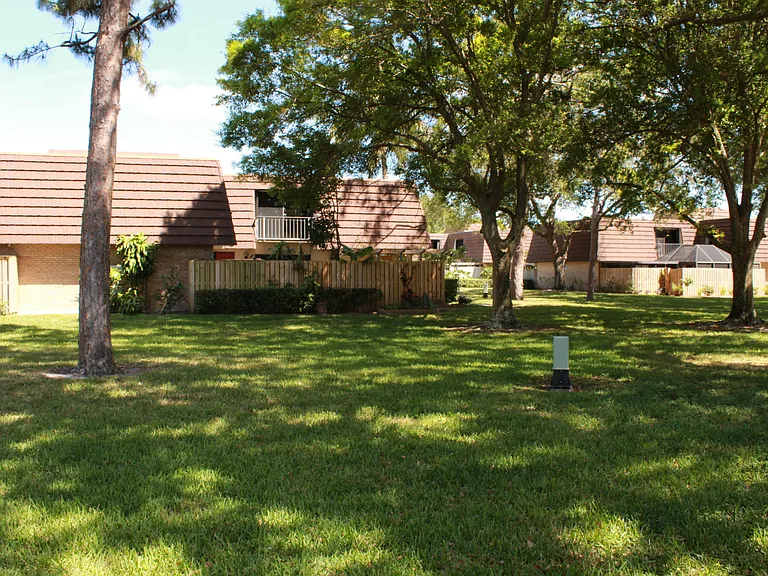 716 7th Ln — Photo 13