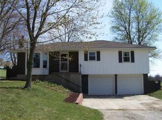 39305 E Round Prairie Rd, Oak Grove, MO 64075
