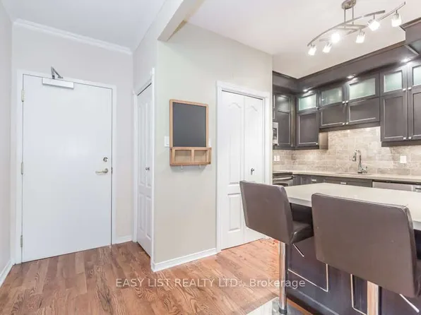 393 King St W, Toronto, ON