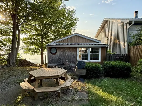 4 Freeport Rd, North East, PA 16428