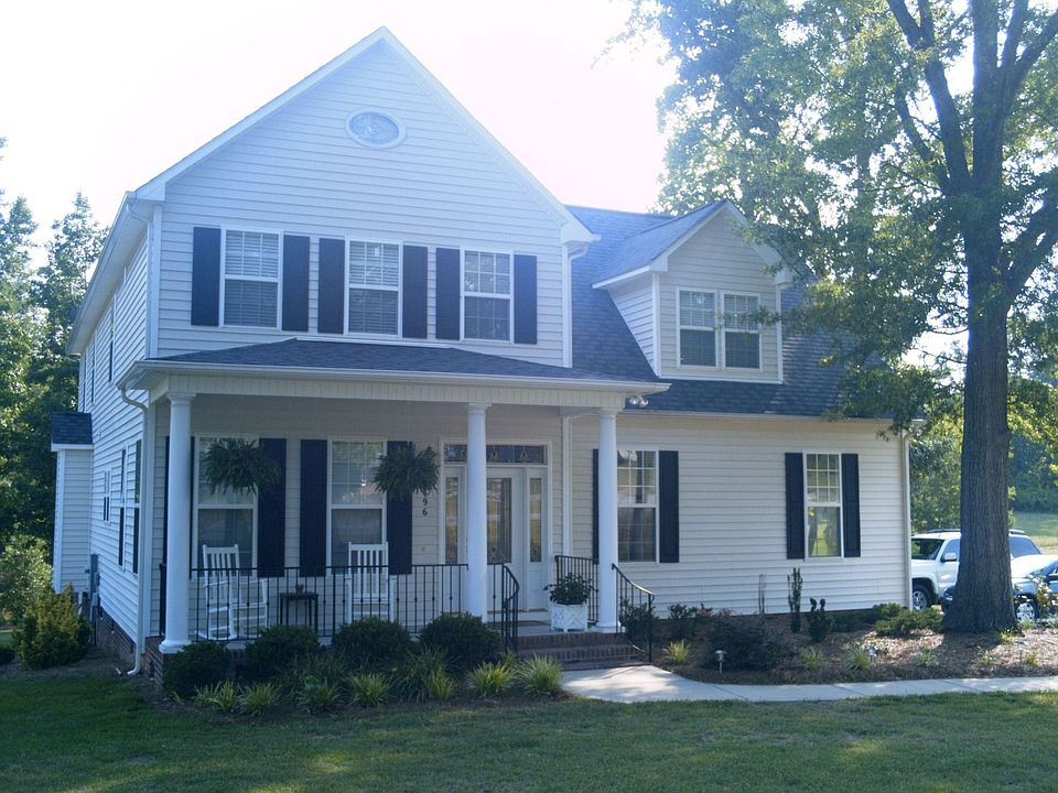 Country Charmer on corner lot!