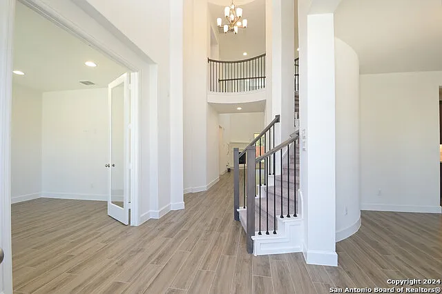 5 bed, 4.5 bath, 3917 sqft, $5,500 — Photo 2