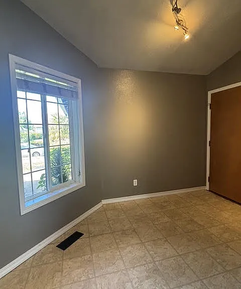 4346 Rogets Ct NE — Photo 6