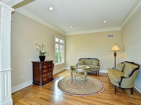 3rd image of 801 Chapel Hill Ct